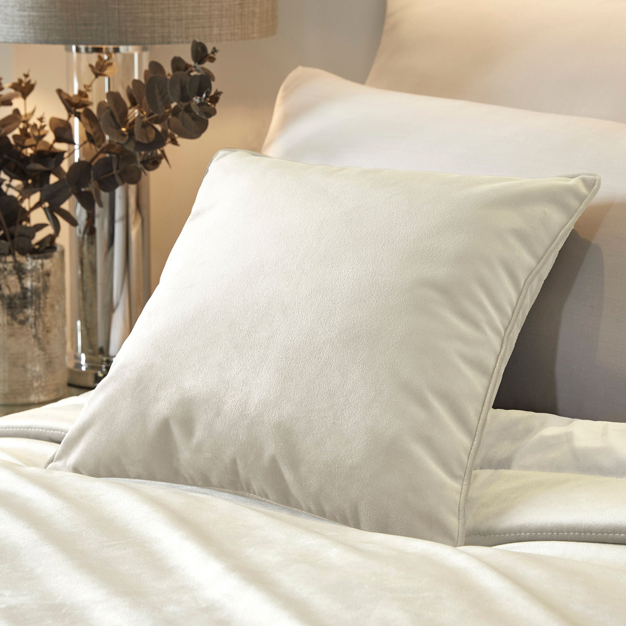 Chic Bedspread by Laurence Llewelyn-Bowen in Ivory 150 x 220cm - Bedspread - Laurence Llewelyn-Bowen