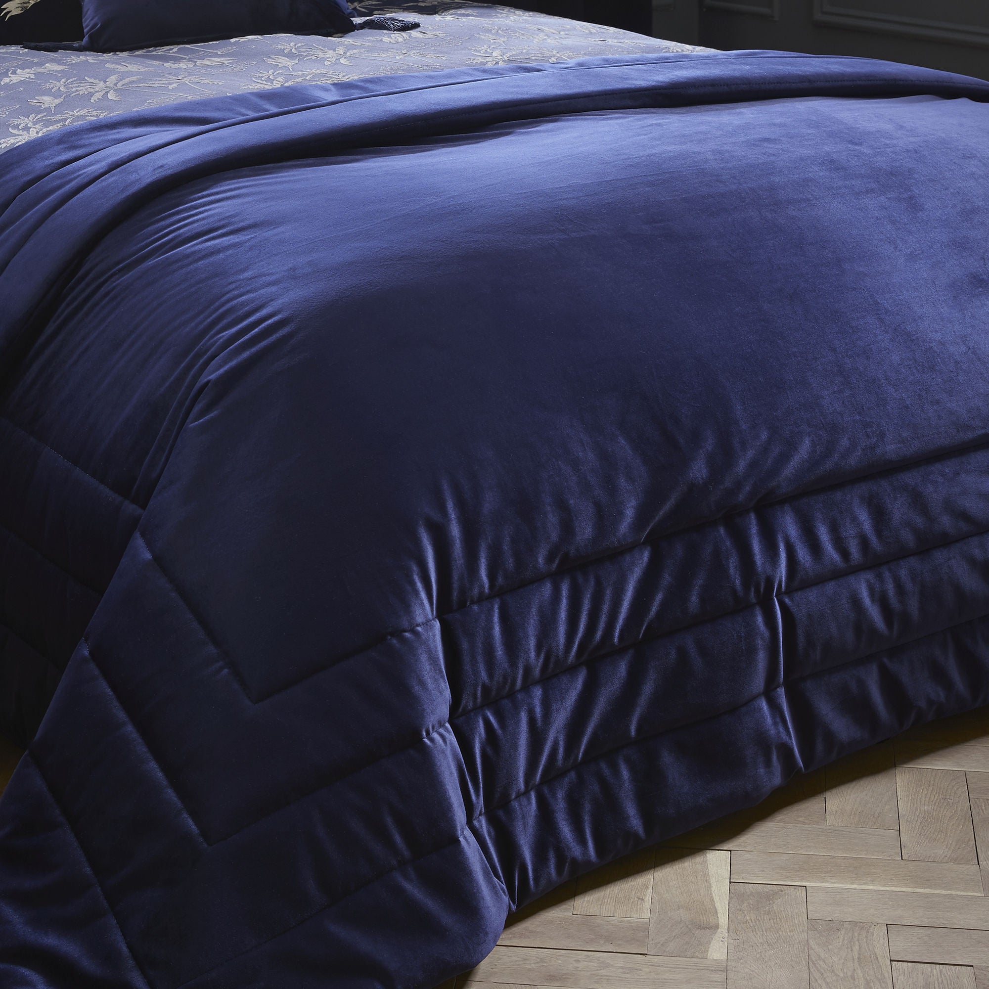 Chic Bedspread by Laurence Llewelyn-Bowen in Navy 150 x 220cm - Bedspread - Laurence Llewelyn-Bowen