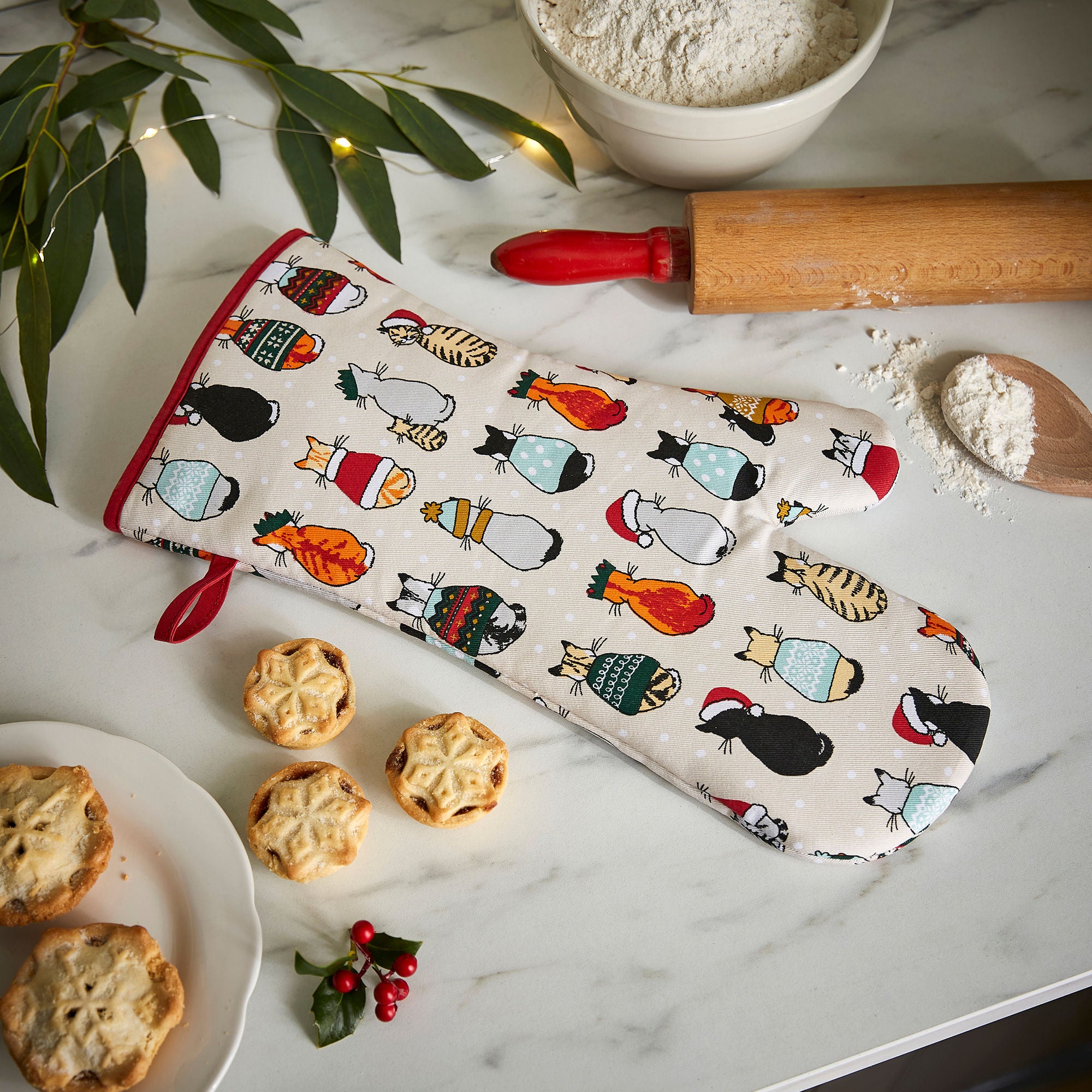 Ulster Weavers Cats In Waiting Gauntlet Oven Glove One Size in Red - Gauntlet Oven Glove - Ulster Weavers