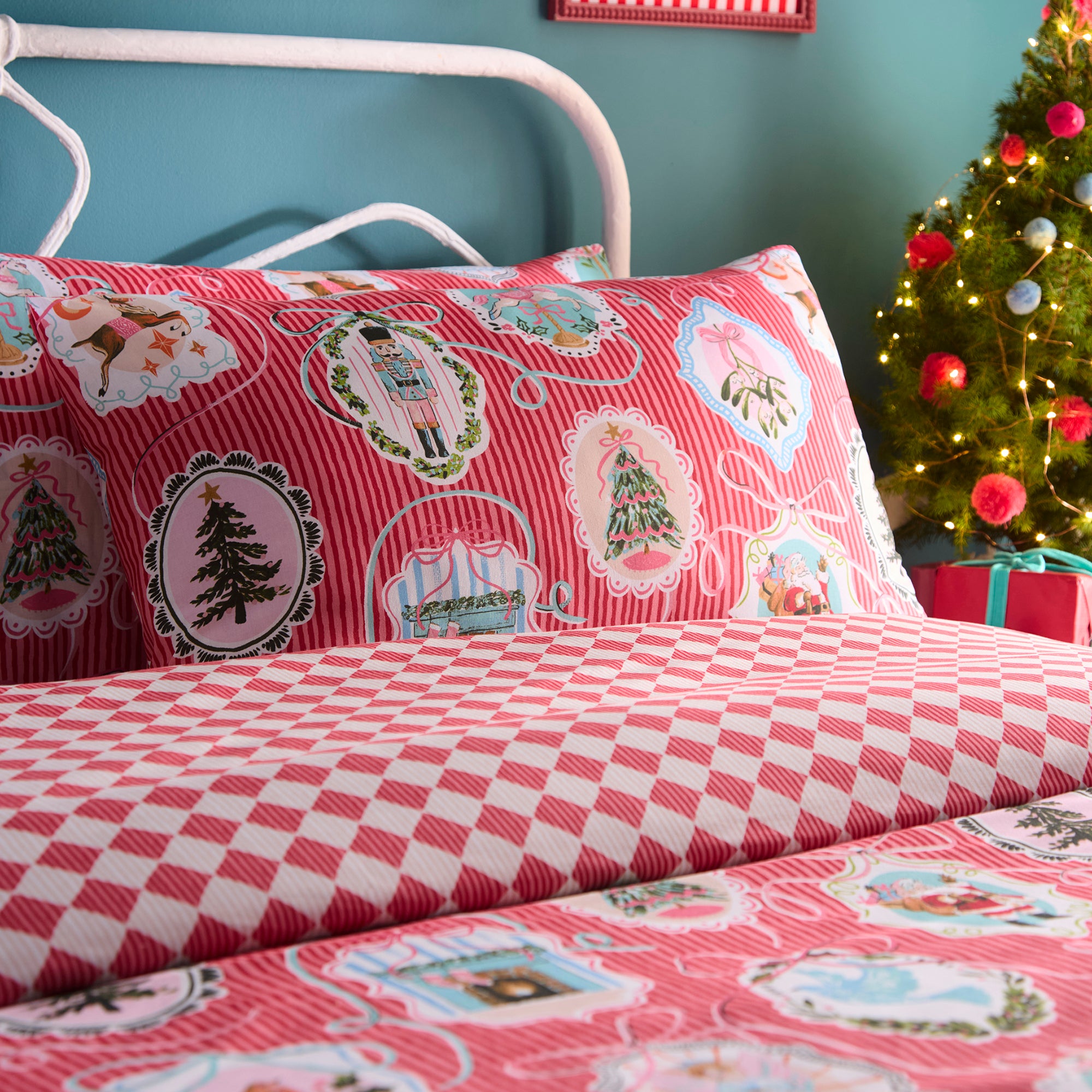 Christmas Vintage Frames Duvet Cover Set in Red - Duvet Cover Set - Fusion