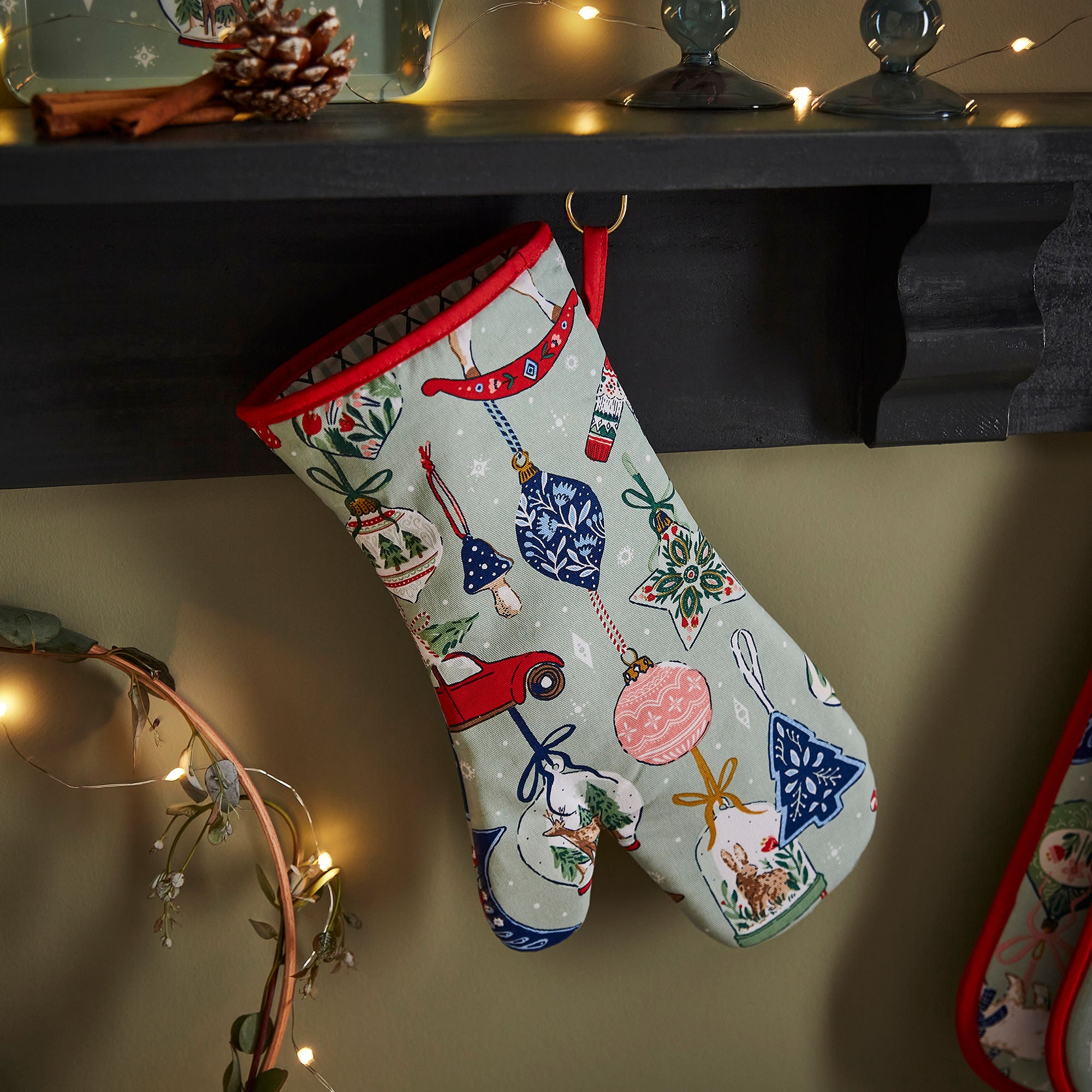 Ulster Weavers Christmas Ornaments Gauntlet Oven Glove One Size in Multi - Gauntlet Oven Glove - Ulster Weavers