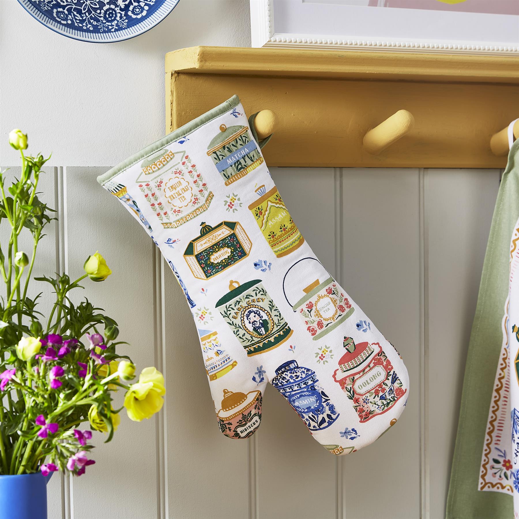 Ulster Weavers Tea Tins Gauntlet Oven Glove One Size in Multi - Gauntlet Oven Glove - Ulster Weavers